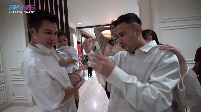 Raffi Ahmad beri uang THR kepada Kiano Tiger Wong