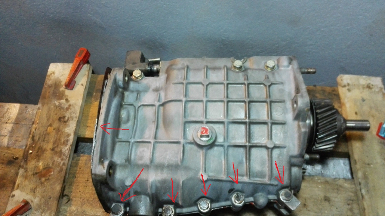 CAJA VELOCIDAD TUERCAS LADO