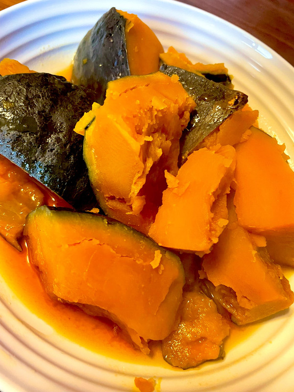 ありがとうー！今朝半身浴した❤️そして大量のかぼちゃ貰いもんがデカかった…これで三分の一 (1)