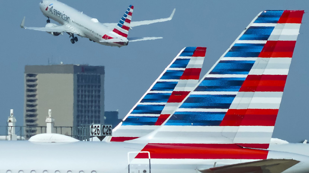 Hombre destrozó los controles de un avión American Airlines alterando el pánico