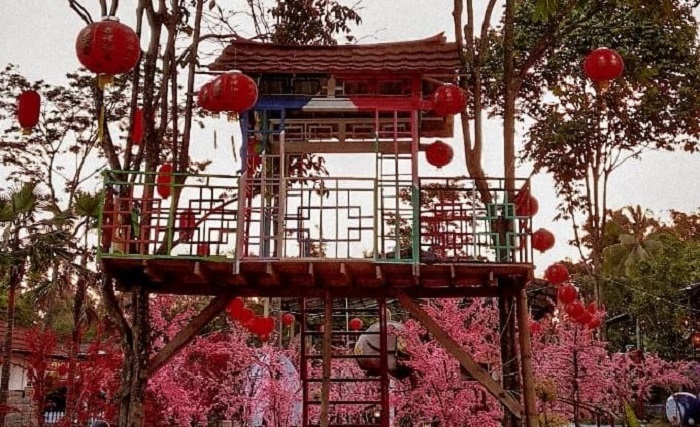 Wahana Rumah Pohon di Istana Sakura, Blitar.