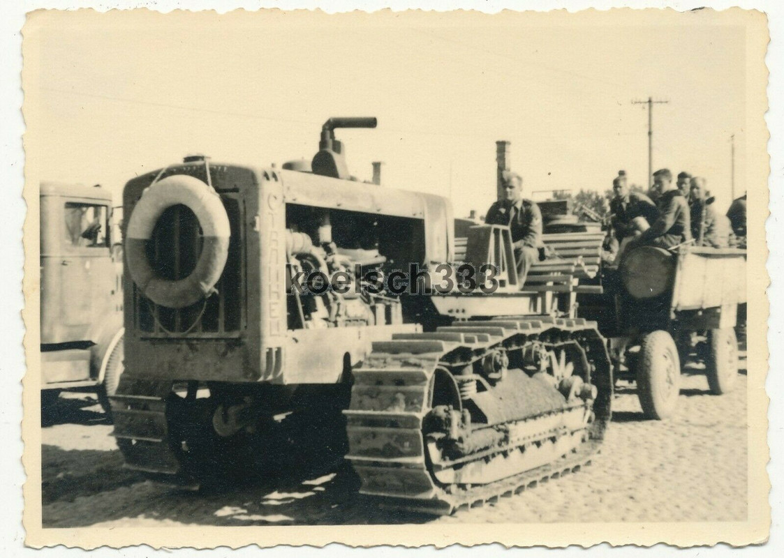 Foto russischer Beute Traktor mit Rettungsring schleppt Anhänger mit Landsern