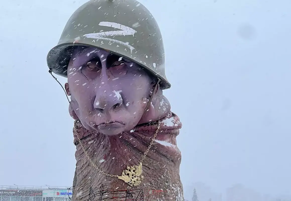 0-PAY-Lithuanian-artist-presents-sculpture-of-Putin-in-the-shape-of-penis-3-east2west-news