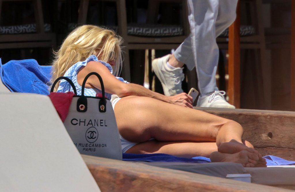 Victoria-Silvstedt-Upskirt-STARS-com-32