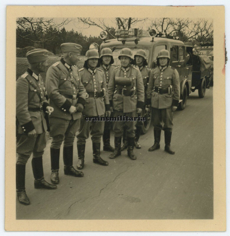 Orig. Foto Feuerschutzpolizei Feuerwehr m. Löschfahrzeug Lkw Helm im Harz 1940.