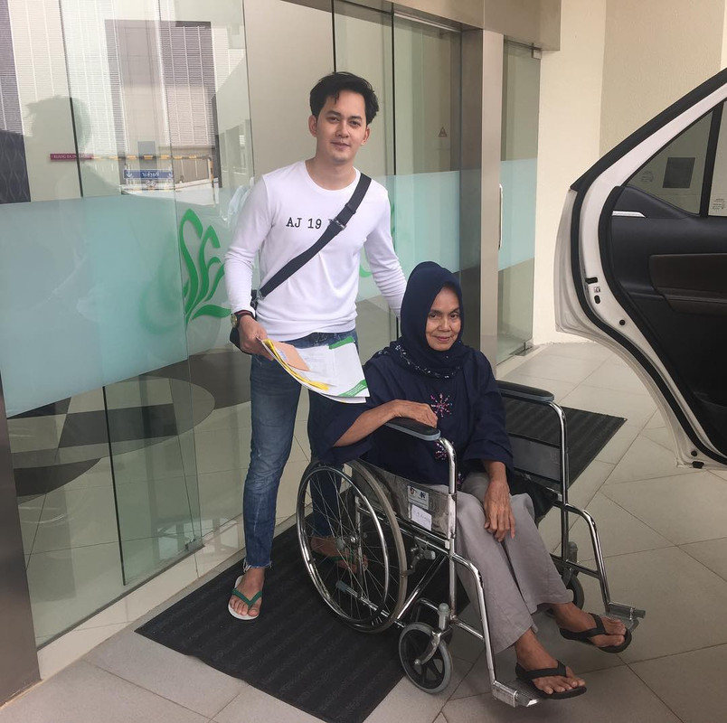 7 Potret manis kedekatan Kiki Farrel dan Mama Dahlia, sang ibunda