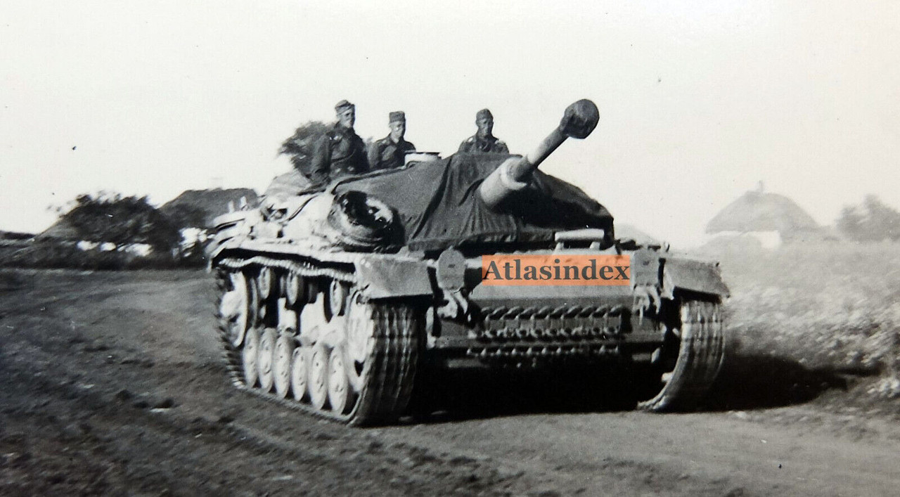 Foto Rußland Feldzug Sturmgeschütz III mit Plane - Rückseitig Text um 1941 (1)