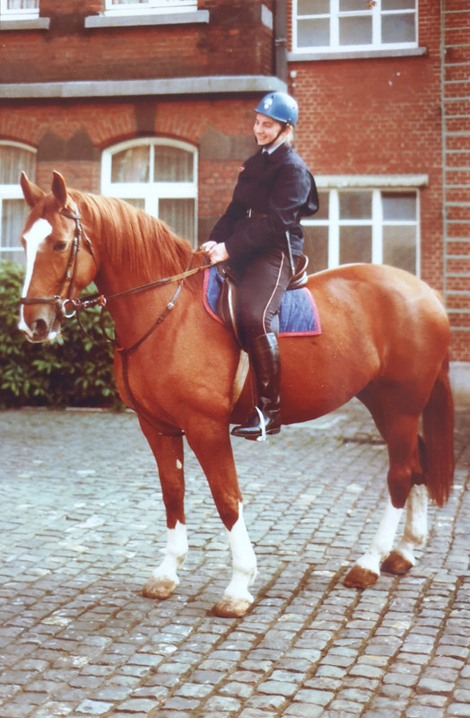 2-27-06-1983-Beatrijs-Snijkers-eerste-vrouwelijke-Nederlandstalige-rijkswachter-te-paard