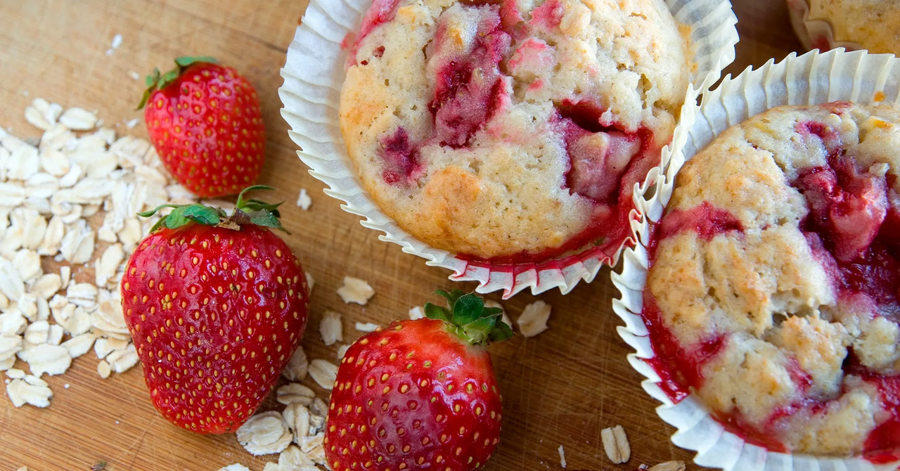 Receta fácil para hacer cupcakes de avena con frutos rojos