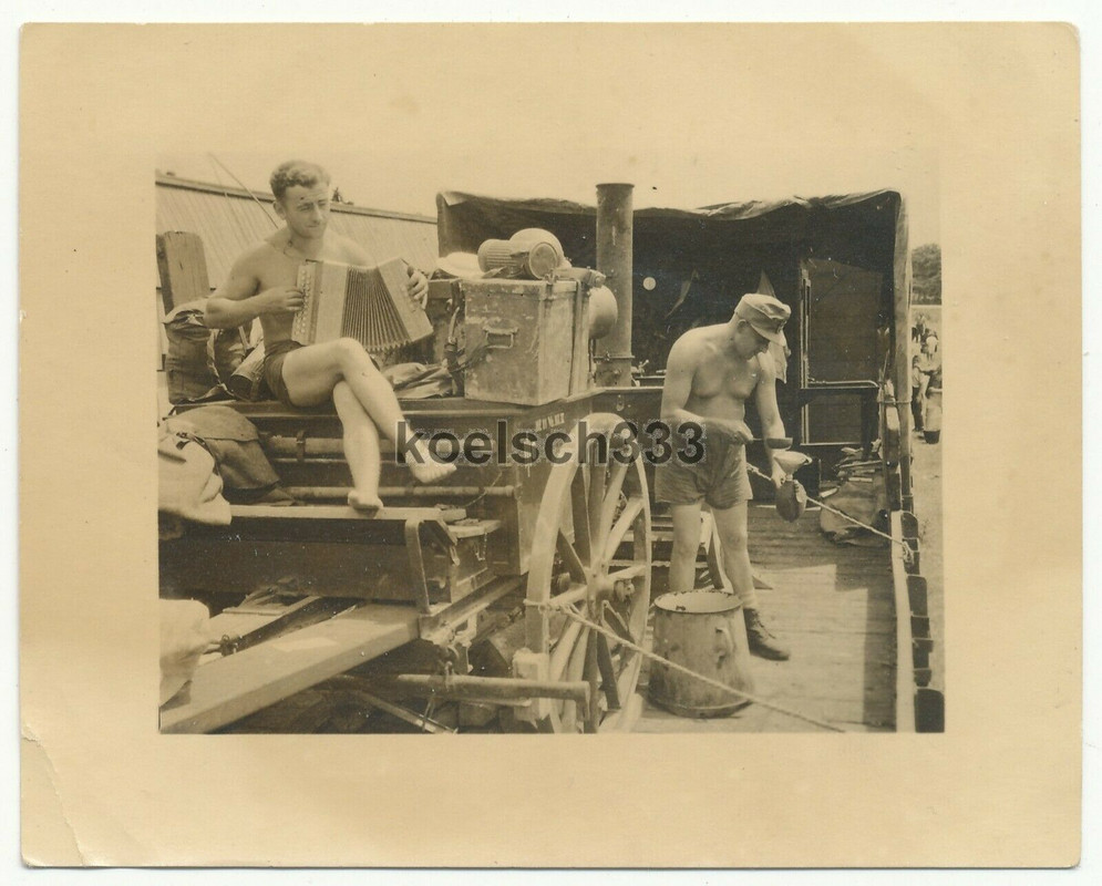 !Foto Soldat vom IR 25 mit Schifferklavier auf Feldküche beim Eisenbahn Transport