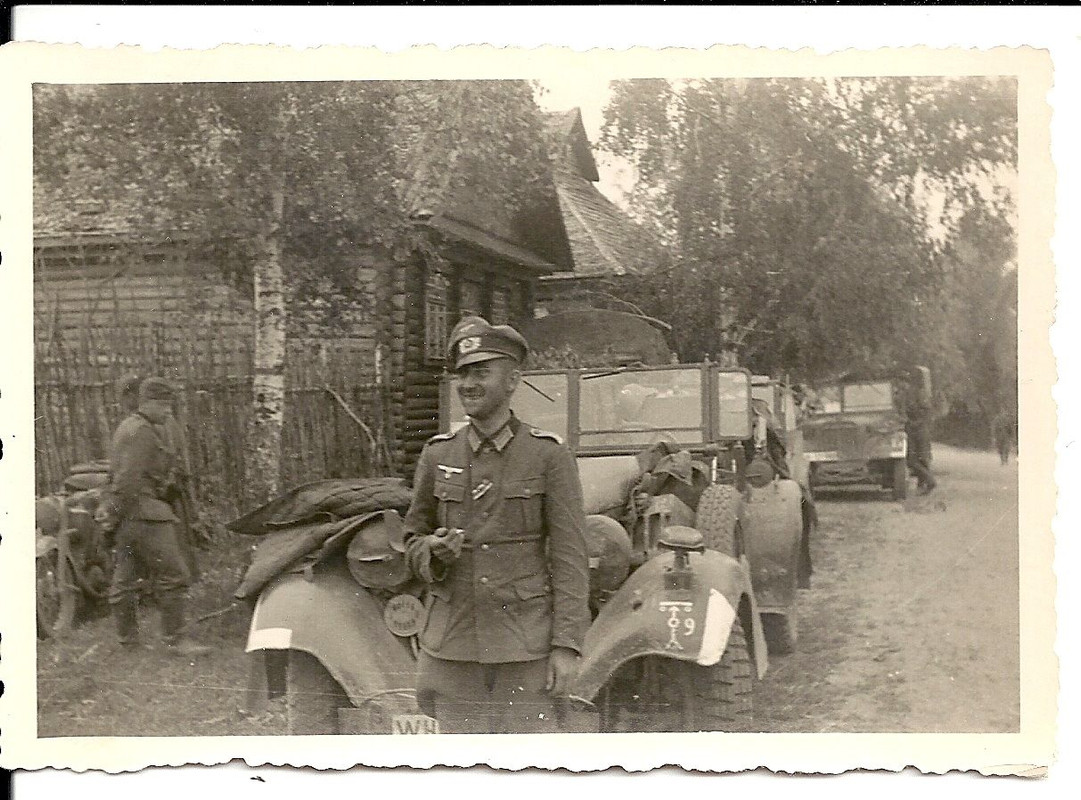 Orig.Foto Offizier Wehrmacht vor Kübelwagen mit 
