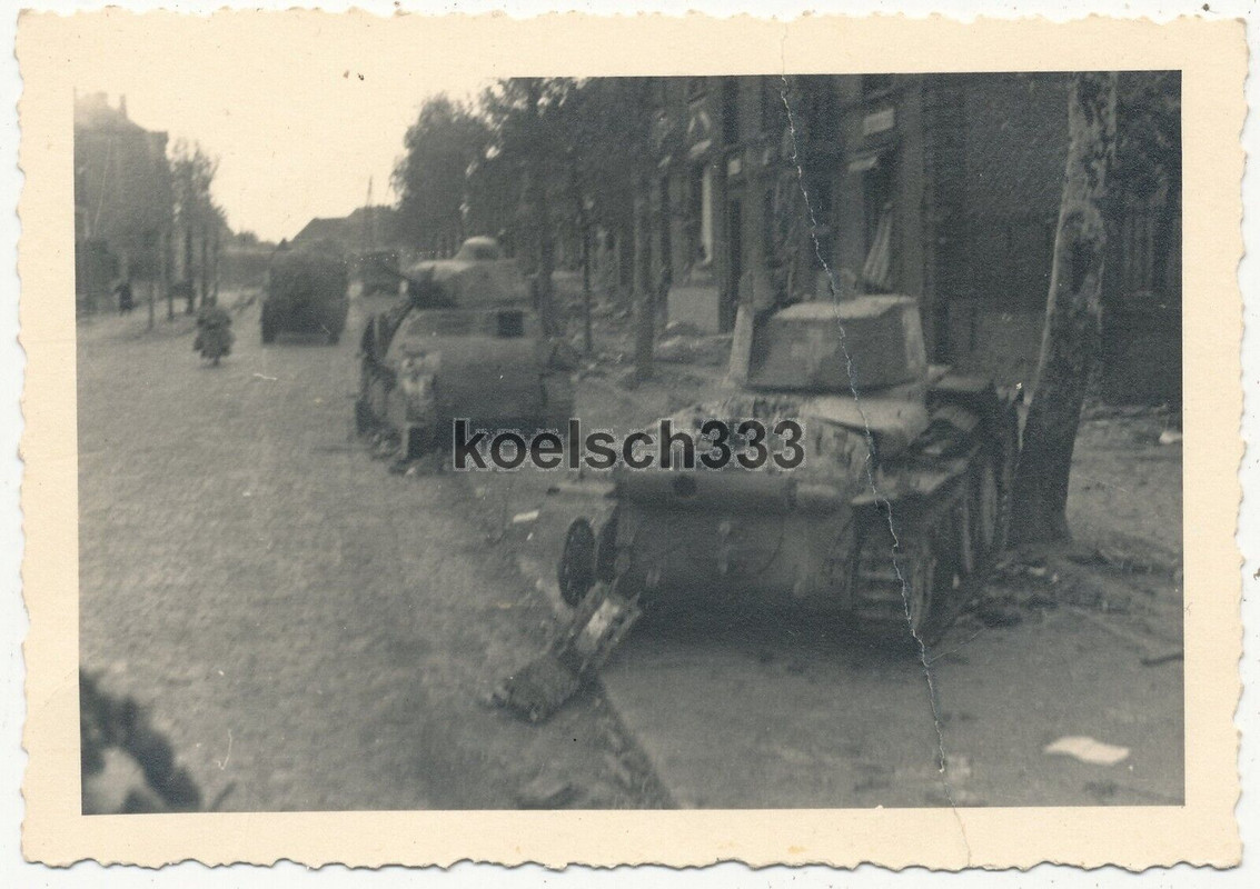 Foto französischer SOMUA Panzer Wehrmacht Pz.Kpfw. 38(t) Tank Wrack Westfront !
