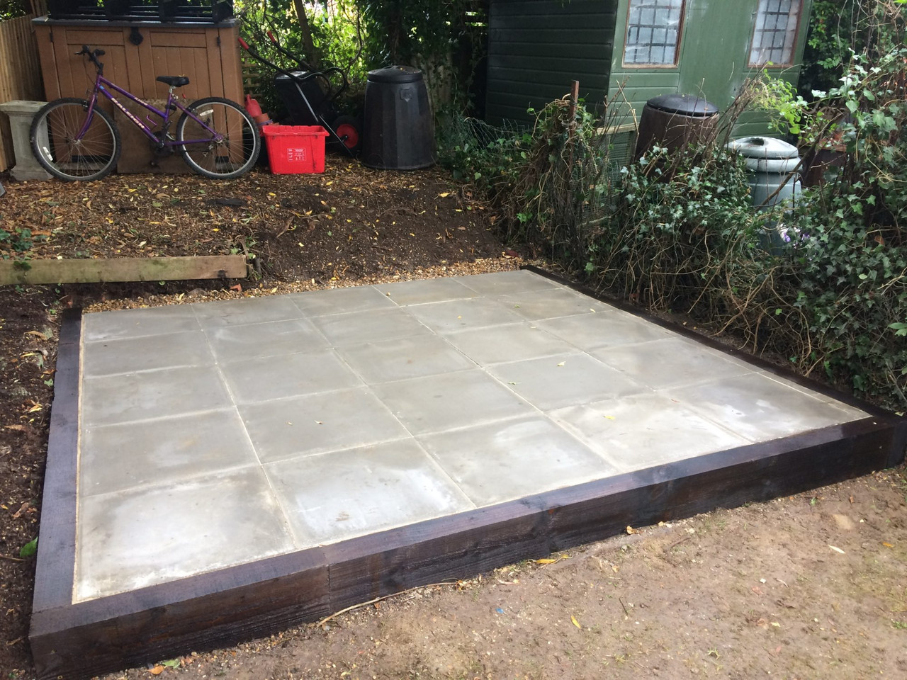 Level and flat paving slabs