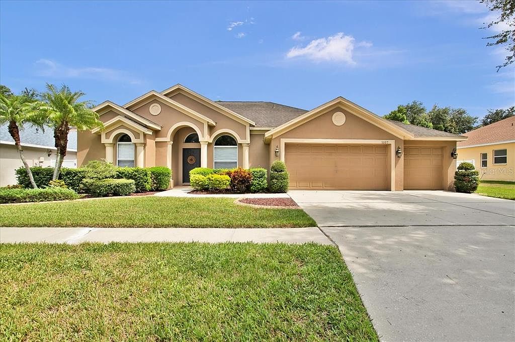 1107 Sweet Breeze Dr, Valrico, FL 33594