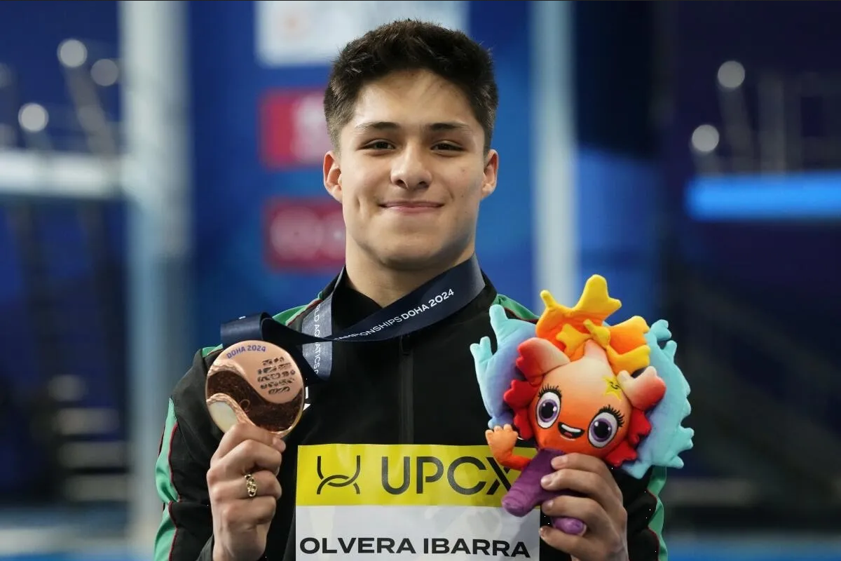 Osmar Olvera consigue segunda medalla en Mundial de Natación en Doha 2024