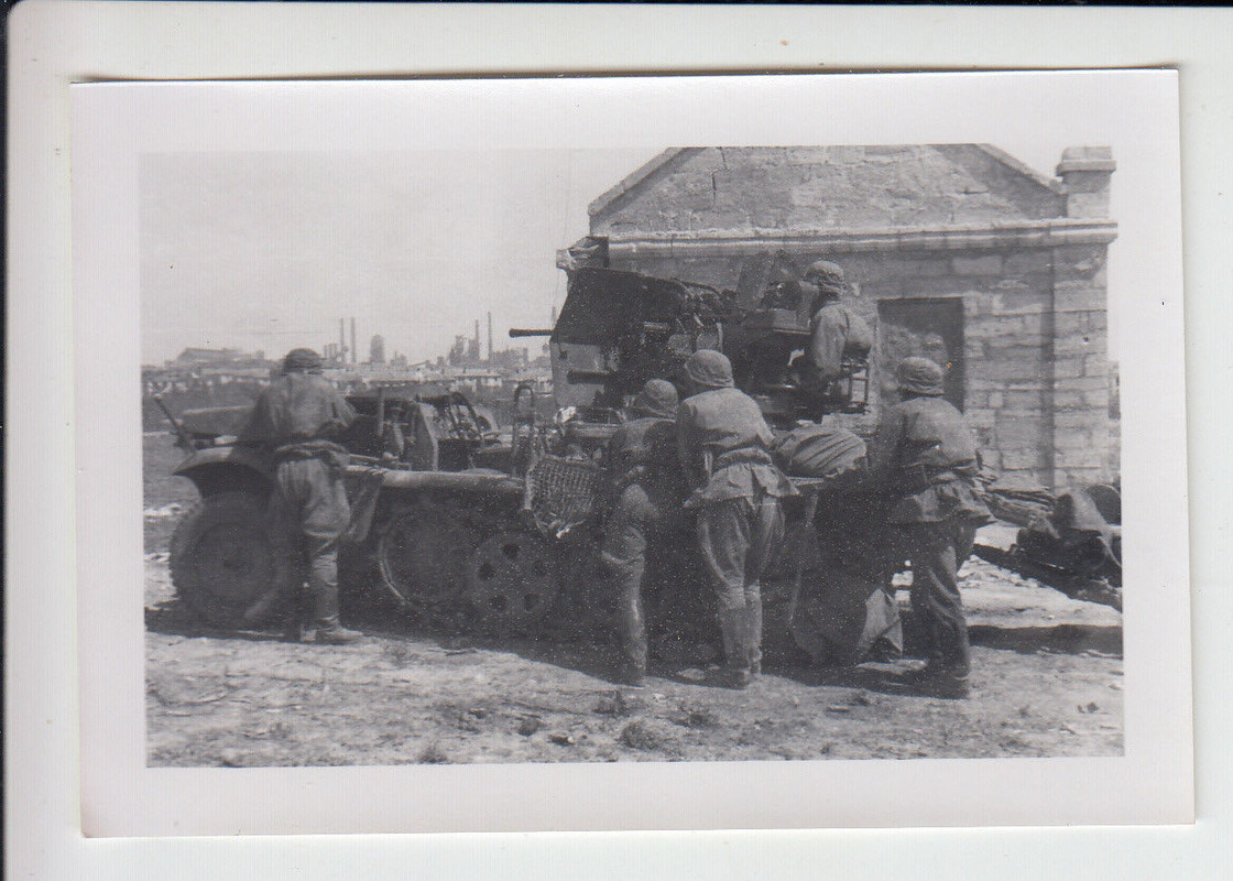 Kameraden im Gefecht mit Geschütz auf Halbkettenfahrzeug - Rußla