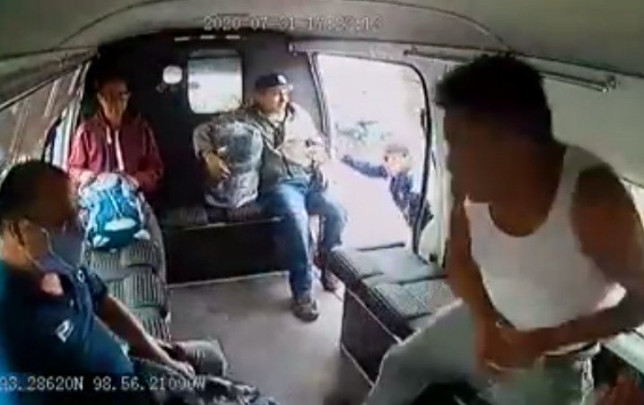 !Dame el teléfono o te vuelo de un plomazo¡, captan asalto en una combi