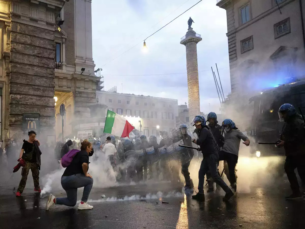 Italia recibe nuevas reglas COVID-19 con bloqueos y protestas masivas