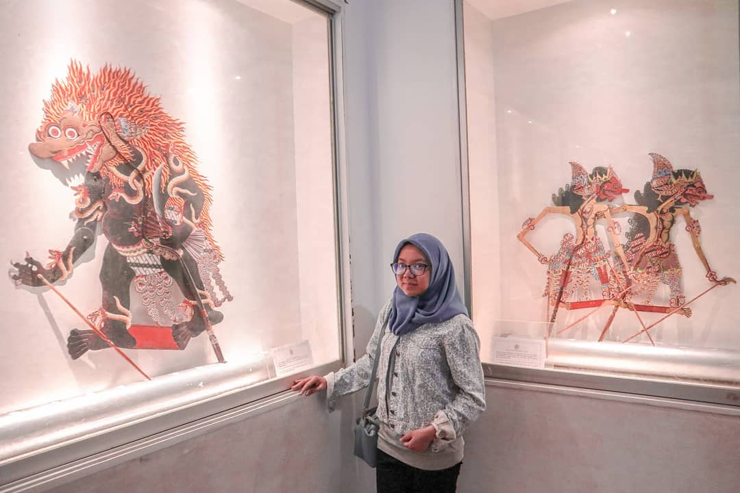 Pengunjung berfoto di antara dua koleksi wayang Museum Wayang