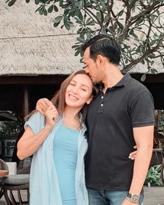 Momen manis Oka Antara cium kening istri saat liburan ke Bali.