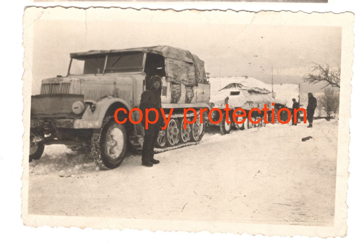 SCHÜTZENPANZER SdKFZ 251 wird von ZUGKRAFTWAGEN 