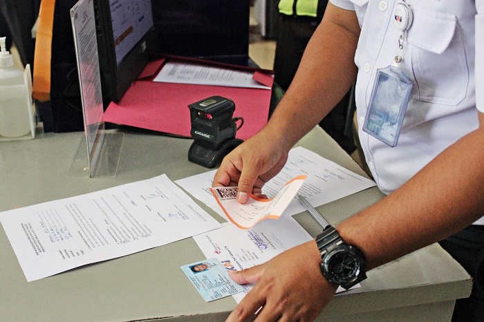 Petugas melakukan pengecekan syarat dokumen perjalanan kereta api jarak jauh.