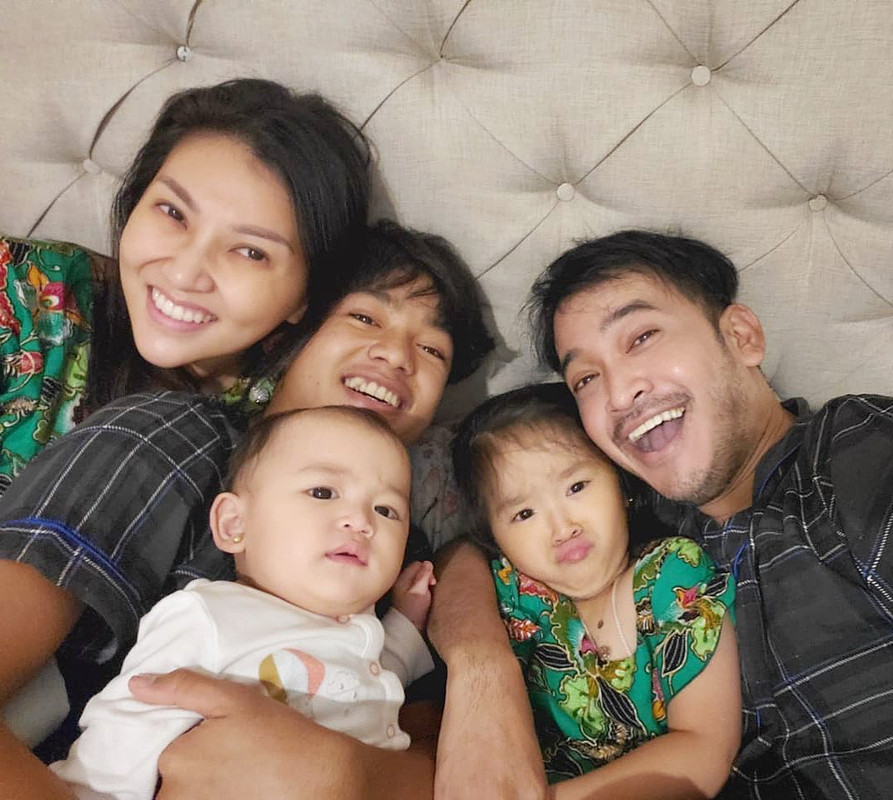 Potret family goals 7 seleb Tanah Air, keluarga idaman banget