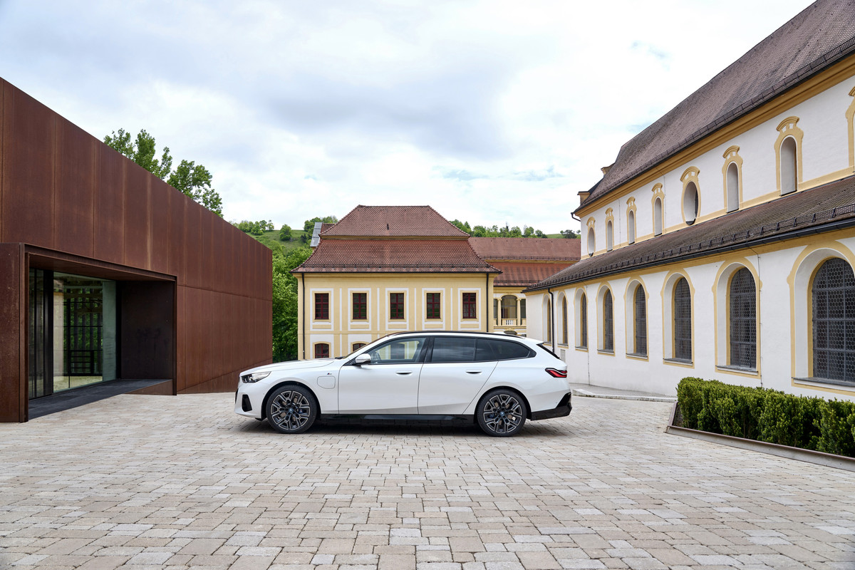 P90551924_highRes_the-new-bmw-530e-tou