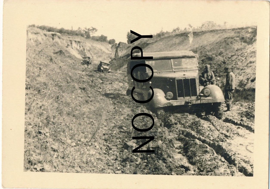Foto WK2 Panzer Division 1 - Ostfront SDKFZ steckt im Schlamm