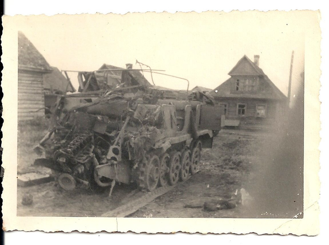 Orig.Foto durch Volltreffer zerstörtes Halbkette