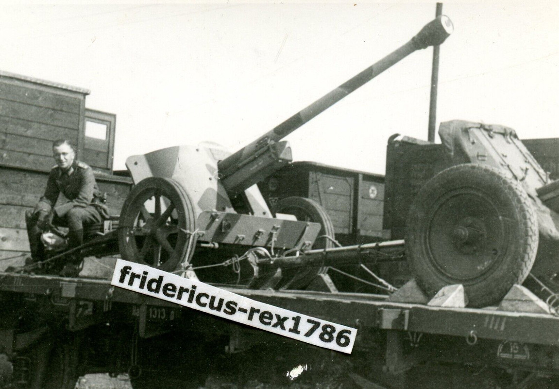 Foto WH Panzer Jäger Abt. 5 cm und 3,7 Pak Bahntransport 1943 camo