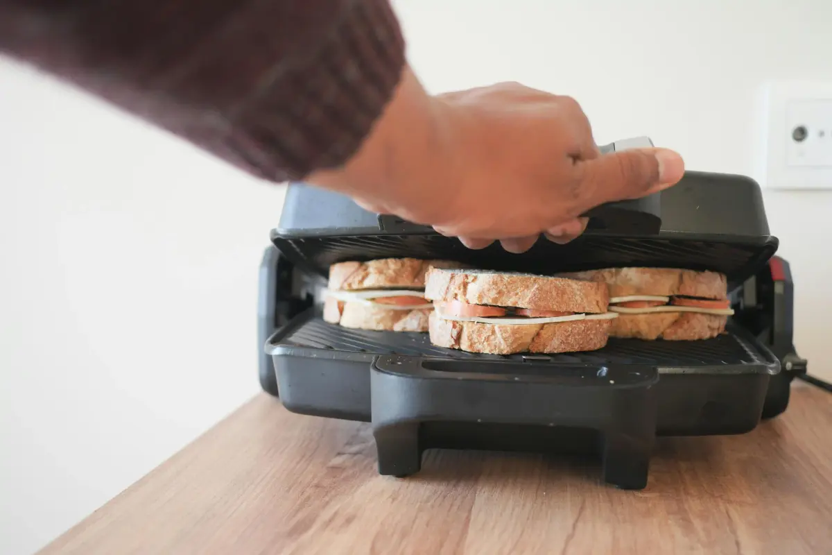 Sanduicheira grill moderna em uma cozinha
