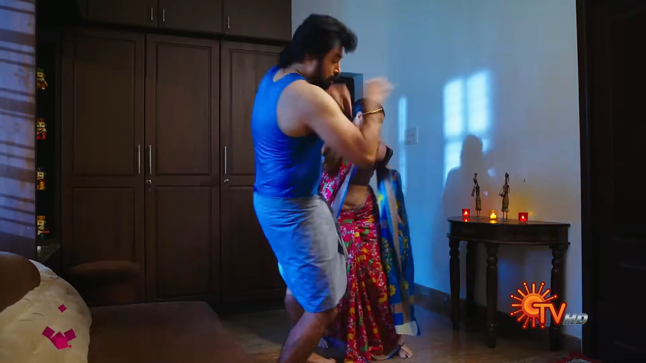 Haripriya Isai Navel Slip in Saree.mp4_snapshot_00.09.456