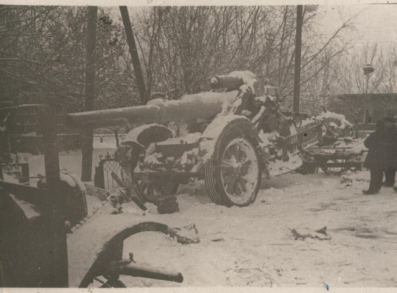 Тяжелое орудие, брошенное немцами при отступлении из Калуги в декабре 1941 г.