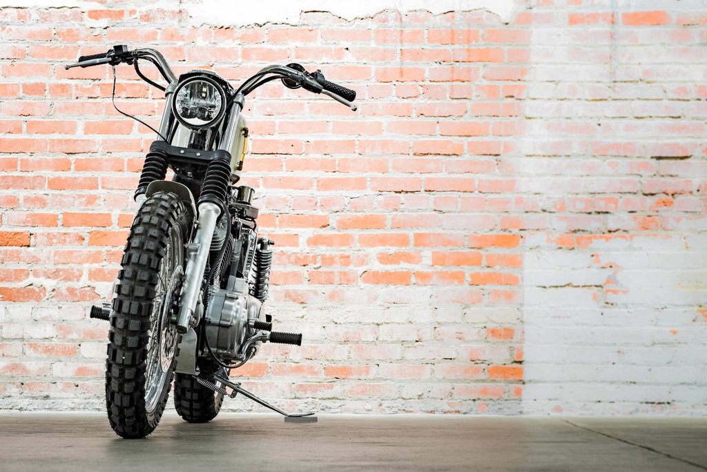 Harley-Davidson-XL1200-Sportster-Custom-Front-1