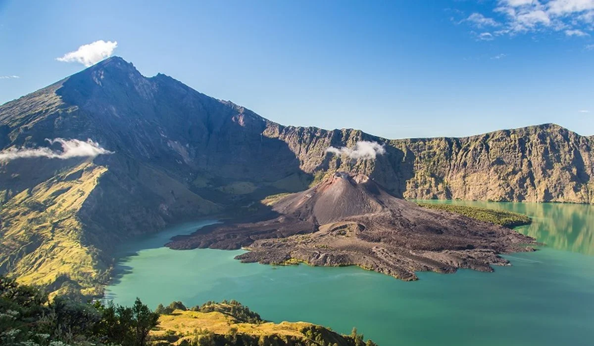 Gunung Tercantik untuk Pendakian di Indonesia