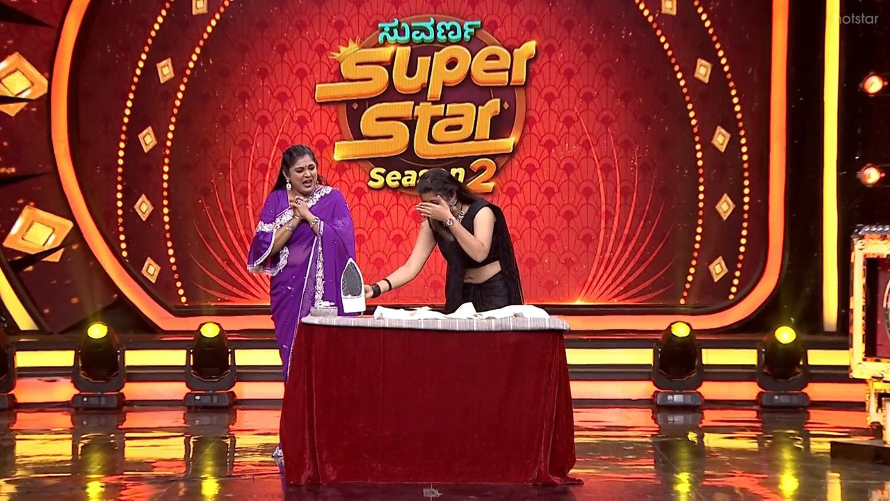 Hot Kannada Girl Open Big Navel show in Black Saree.mkv_snapshot_00.52.525