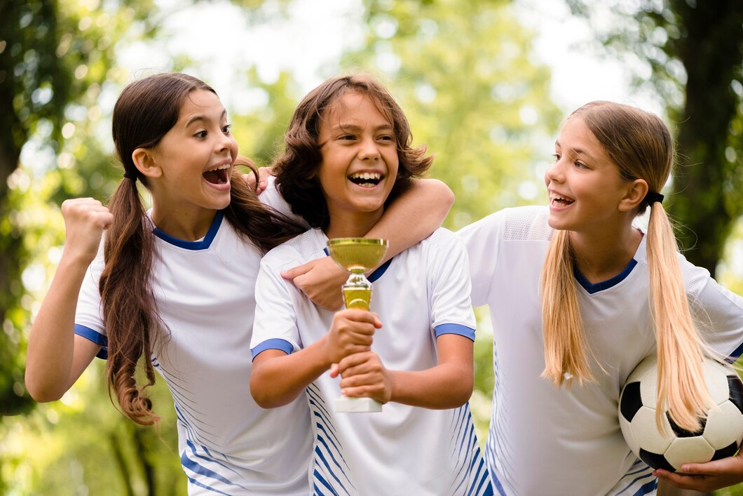 Crianças felizes depois de vencerem uma partida de futebol
