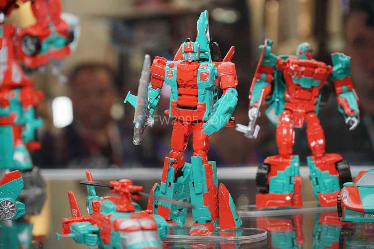 SDCC2015-Hasbro-Case-Transformers-Combiner-Wars-