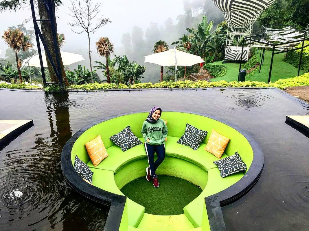 Sofa lugu di tengah kolam Ayanaz Gedong Songo