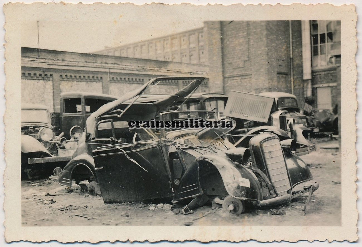 Orig. Foto zerstörte Opel 2 Liter Pkw bei Flugplatz in Polen 193