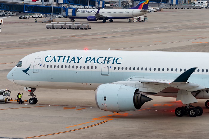 Cathay Pacific kini membebaskan penumpang di kelas bisnis dan kelas satu dari aturan wajib mengenakan masker saat di pesawat.