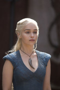 emilia-clarke-game-of-thrones-12