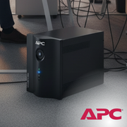 Nobreak APC Back-UPS 2200VA protegendo um setup com múltiplos monitores e PC