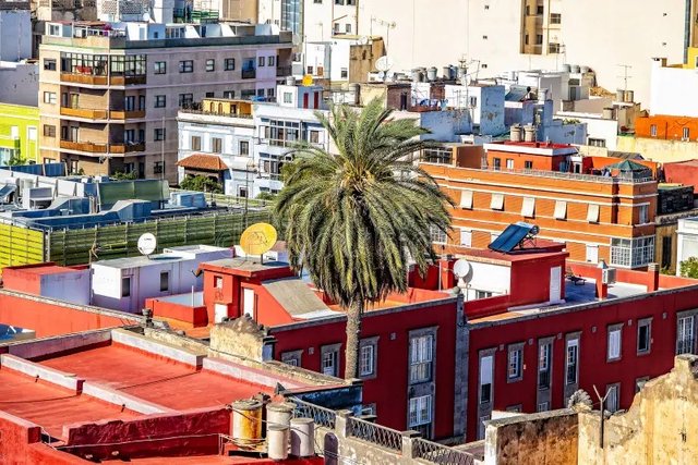 oorspronkelijk-hoofd-van-de-spaanse-stad-hoofdstad-gran-canaria-las-palmas-een-uitkijkpunt-tot-kleur