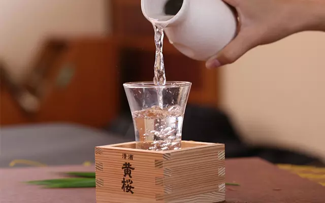 [Image: 5-chieu-phan-biet-ruou-gao-truyen-thong-...-quoc.webp]