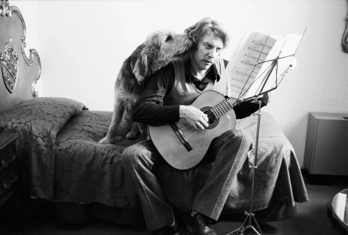 1973-Dont-Look-Now-Sutherland-and-dog.we