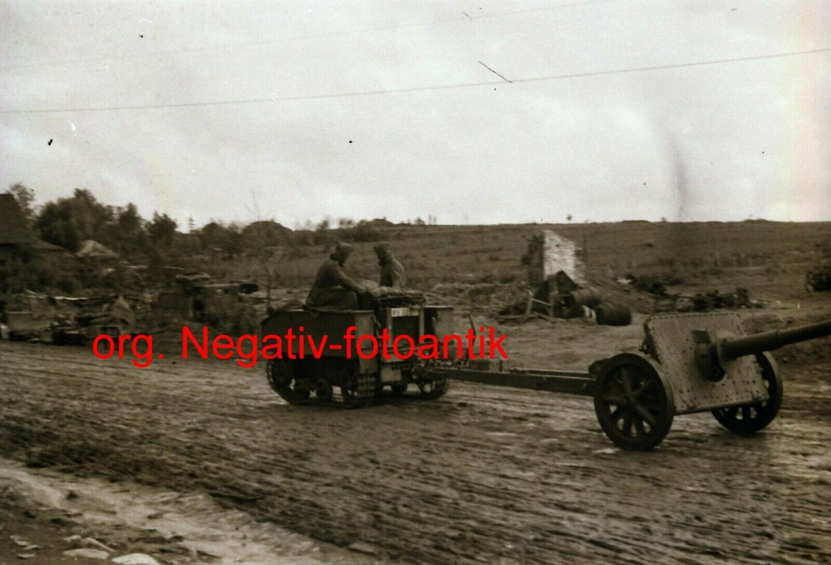 Foto 2 WK org. Negativ Ostfront kleiner mini Beute Panzer zieht Pak Geschütz Top
