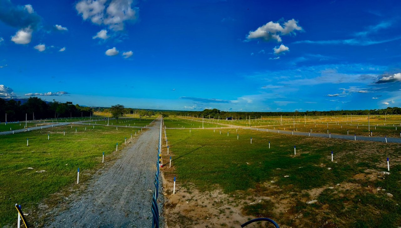 Familia en su nuevo lote campestre financiado