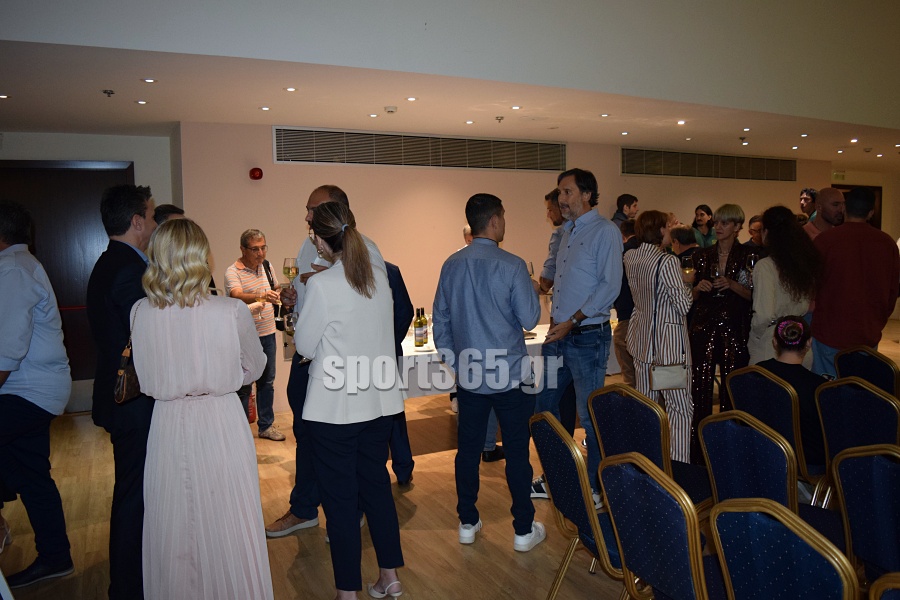 , &Kappa;&alpha;&lambda;&alpha;&mu;ά&tau;&alpha; 80: &Tau;ί&mu;&eta;&sigma;&epsilon; &chi;&omicron;&rho;&eta;&gamma;&omicron;ύ&sigmaf; &kappa;&alpha;&iota; &upsilon;&pi;&omicron;&sigma;&tau;&eta;&rho;&iota;&kappa;&tau;έ&sigmaf;, &pi;&alpha;&rho;&omicron;&upsilon;&sigma;ί&alpha;&sigma;&epsilon; &tau;&eta; &phi;&alpha;&nu;έ&lambda;&alpha; &kappa;&alpha;&iota; &tau;&omicron; ό&rho;&alpha;&mu;&alpha; &gamma;&iota;&alpha; &tau;&eta; Volley League – &Phi;&omega;&tau;&omicron;&gamma;&rho;&alpha;&phi;ί&epsilon;&sigmaf; &kappa;&alpha;&iota; &beta;ί&nu;&tau;&epsilon;&omicron;